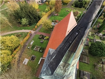 Vor der St.-Marien-Kirche im Nordenhamer Ortsteil Atens stand am Dienstag ein gr...