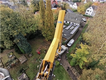 Vor der St.-Marien-Kirche im Nordenhamer Ortsteil Atens stand am Dienstag ein gr...