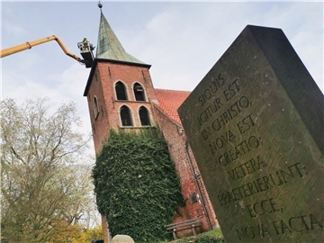 Vor der St.-Marien-Kirche im Nordenhamer Ortsteil Atens stand am Dienstag ein gr...