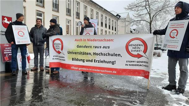 Erneute Protestaktion gegen Gendern vor Ministerium Vor der Staatskanzlei demonstrierte Anfang Januar gut ein Dutzend Männer. (Archivbild)