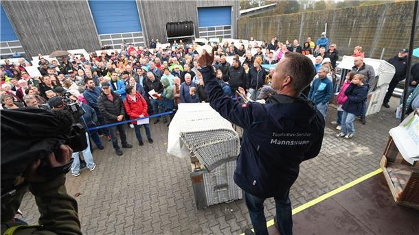 Schnäppchenjäger ersteigern an der Nordsee Strandkörbe Vor der Sturmflutsaison werden ausgemusterte Strandkörbe in Norddeich versteigert.