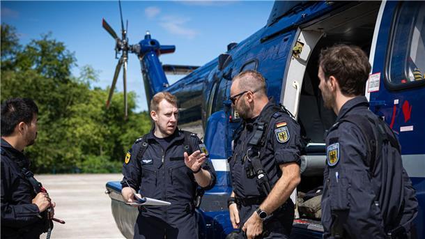 Lösch-Helis statt Flugzeuge – Land sieht sich bestätigt Vor der Übung gibt es eine Besprechung auf dem Gelände der Bundespolizei-Fliegerstaffel Gifhorn.