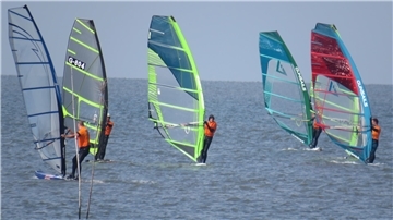 Vor Dorum-Neufeld zeigen die Windsurfer am 17. und 18. August ihr Können.