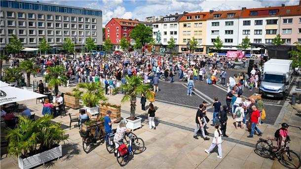 Vor einem Jahr fanden bundesweit viele Demonstrationen für Demokratie und gegen Rechtsextremismus statt - auch in Bremerhaven: In diesem Jahr lädt ein breites Aktionsbündnis gegen Rechts erneut zu einer Kundgebung ein, die ebenfalls auf dem Theodor-Heuss-Platz stattfinden soll.