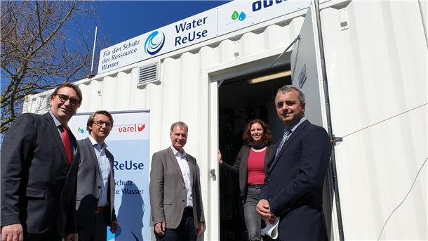 Vor einem Jahr freuten sie sich bei der Kläranlage Varel über gute Ergebnisse der Pilotphase von „Water ReUse“ - nun kam die Fördermittelzusage: Frieslands Landrat und OOWV-Vorsteher Sven Ambrosy, OOWV-Geschäftsführer Karsten Specht, Varels Bürgermeister Gerd-Christian Wagner, die OOWV-Projektverantwortliche Kerstin Krömer und PKV-Geschäftsführer Ulrich Lange. (von links)
