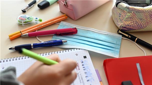 Vor einem Jahr undenkbar, heute Standard: Kinder kommen mit Mund-Nase-Schutzmaske zum Unterricht, um der Corona-Ausbreitung vorzubeugen. Das Virus hat den Schulalltag ziemlich auf den Kopf gestellt.