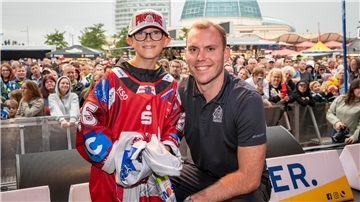 Vor einem Jahr war gut was los, als sich die Pinguins um Torwart Maximilian Franzreb das erste Mal den Fans zeigten.