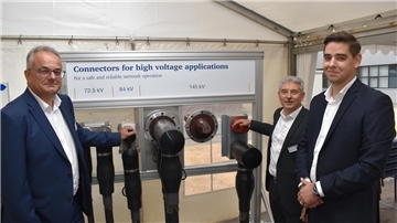 Vor einem weltweit einzigartigen 145 kV-Stecksystem von NKT stehen (von links) Vertriebsleiter Jan Rosenau, Prokurist Mehmet Karabacak und Geschäftsführer Hans Julius Gronau.