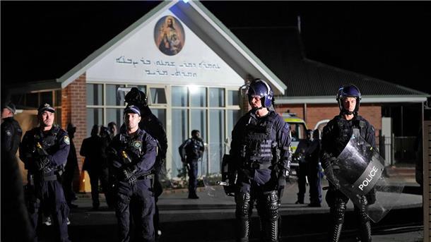 Ausschreitungen nach Terrorangriff auf Bischof in Sydney Vor einer orthodoxen assyrischen Kirche in Sydney spielten sich chaotische Szenen ab.