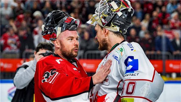 Vom Playoff-Schreck zum Retter? Pinguins verpflichten Hudácek Zwei Eishockey-Torhüter unterhalten sich nach einem Spiel. Es sind Julius Hudacek und Kristers Gudlevskis. Einst Gegner, nun Teamkollegen bei den Fischtown Pinguins aus Bremerhaven.