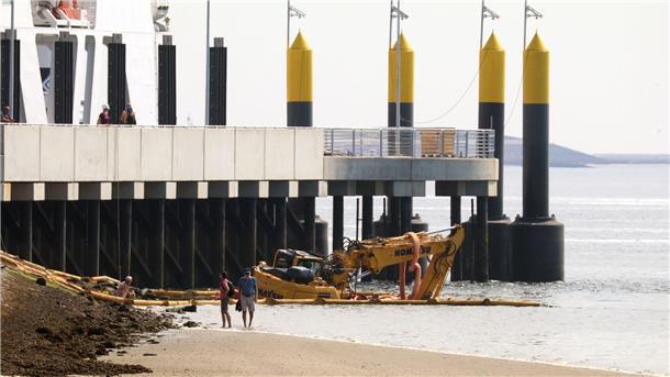 Neue Mole am Hafen von Norderney eröffnet Vor einigen Tagen sorgte ein im Schlick festgefahrener Bagger an der Baustelle für ein Hindernis. (Archivbild)