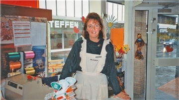 Vor etwa 30 Jahren, als dieses Foto von Brigitte Mengelers an der Kasse des Süßen Kaufhauses entstand, war Laufkundschaft reichlich vorhanden. Leerstand gab es in der Langen Straße in Zeven noch nicht.
