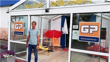 Thomas Harzmann vor seinem Getränkeabholmarkt.