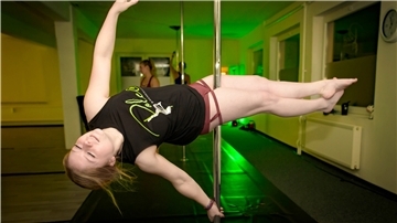 Vor gut einem Jahr hat Carolyn Böckenholt das Poledance-Studio in Bremerhaven übernommen. Bis dahin war die 23-Jährige dort selbst Poledance-Schülerin. Jetzt trainiert sie Frauen, Männer und Kinder.