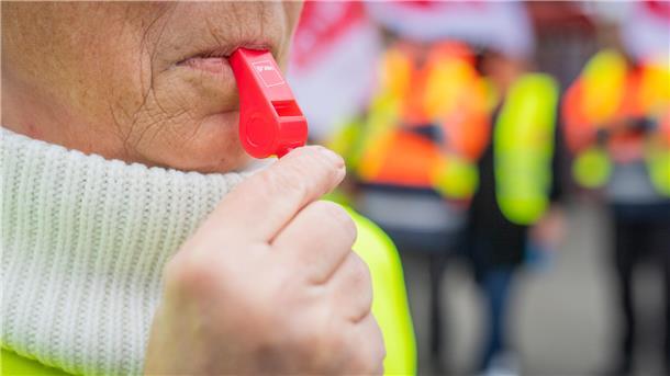 Frauengesicht mit Trillerpfeife