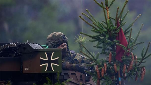 1.800 Soldaten für EU-Gefechtsübung in Bergen Vor hochrangigen Militärvertreten und Journalisten wurde eine Schießübung von Bodentruppen präsentiert.