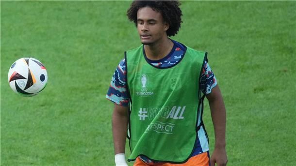 Millionen-Summe für Bayern: Zirkzee vor Manchester-Transfer Vor Millionentransfer nach Manchester: Der frühere Bayern-Stürmer Joshua Zirkzee.