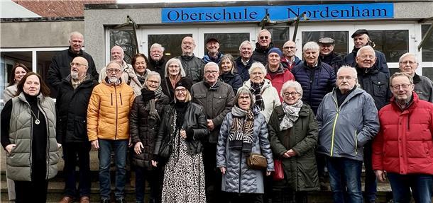 Ehemalige der Realschule 1 stehen vor der heutigen Oberschule 1 in Nordenham. Mit dabei sind auch Tanja Buse und Ines Locker-Wolf von der aktuellen Schulleitung.