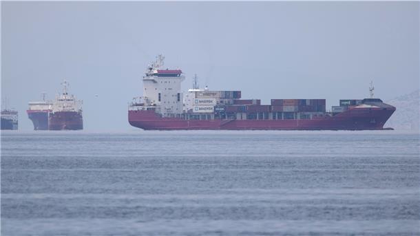 Vor Piräus ist zurzeit viel los. Auch die "Hansa Flensburg" ist gerade unterwegs, um vor dem Hafen auf Reede zu liegen und per Boot neue Vorräte geliefert zu bekommen.