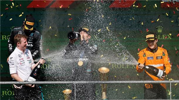 Verstappen als Widerstandskämpfer - Russells Herzschmerz Vor seiner Disqualifikation war George Russell in Champagner-Laune.