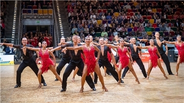 Das A-Team der TSG Bremerhaven beim Tanzfestival der lateinamerikanischen Formationen in der Stadthalle.