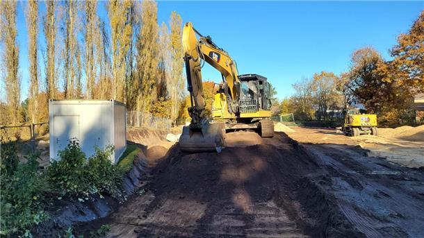 Vor wenigen Tagen haben die Bauarbeiten für die neue Businsel an der Nordholzer Grundschule begonnen.