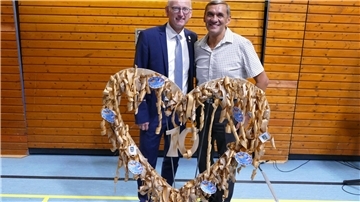 Loxstedts Bürgermeister Detlef Wellbrock und Ollainvilles Bürgermeister Jean-Michel Giraudeau bei der Jubiläumsfeier in der Mehrzweckhalle in Nesse
