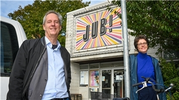Vor zehn Jahren hat Ulrich Mokrusch, Intendant des Stadttheaters, das Junge Theater Bremerhaven aus der Taufe gehoben. 2012 übernahm Tanja Spinger die Leitung des JUB, das 2014 sein heutiges Domizil am Elbinger Platz bezog.