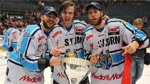 Vor zehn Jahren wurde Ziga Jeglic mit dem ERC Ingolstadt deutscher Meister. Hier jubelt er mit dem Pokal sowie Travis Turnbull (links) und Robert Sabolic.