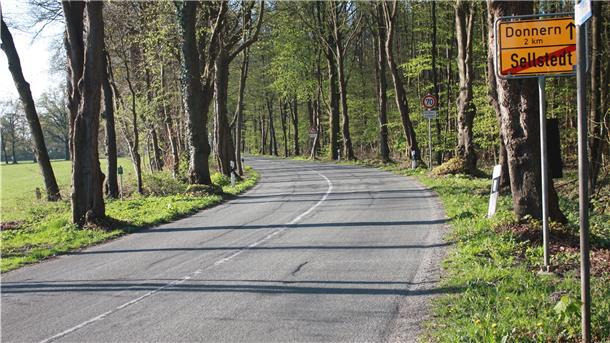 Vor zwei Jahren erst saniert – und jetzt schon wieder Buckelpiste – die L 143 zwischen Donnern und Sellstedt.