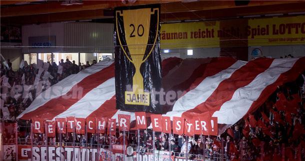 Vor zwei Jahren feiert die Fans mit einer Choreo das 20. Jubiläum des Zweitliga-Meistertitels von 2002. Folgt irgendwann ein DEL-Pokal?