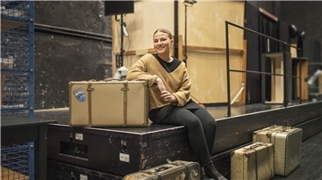Kristín Guðmundsdóttir: Die neu engagierte isländische Sopranistin am Stadttheater Bremerhaven stürzt sich in die neuen künstlerischen Aufgaben - zwischen Koffern voller musikalischer Geschichten auf der Seitenbühne des Großen Hauses.