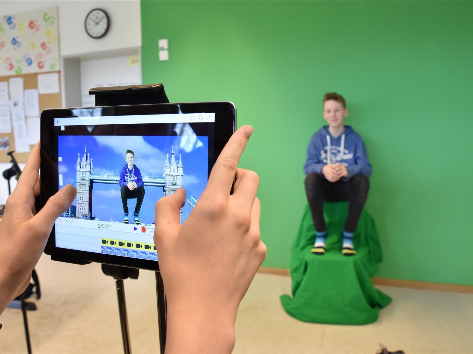 Vorbereitung auf die Klassenfahrt nach London: Für eine Präsentation wird Niklas (14) mit Hilfe einer App auf die Tower Bridge gebeamt.
