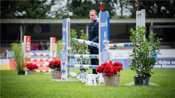 Elmloher Reitertage 2023 - Donnerstag. Im Bild: Vorbereitung des Springplatzes.