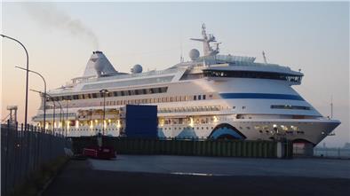 Kreuzfahrtschiff "AIDAaura" liegt am Nordende der Columbuskaje