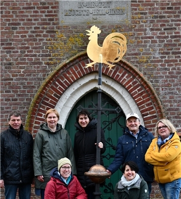 Kirchenvorstand mit Wetterhahn