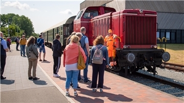 Vorfreude bei den Fahrgästen: Die Museumsbahn trifft am Schaufenster Fischereihafen ein.