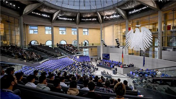 Bundestag beschließt Schuldenbremse und Nachtragshaushalt Vorgesehen sind für das laufende Haushaltsjahr nun Ausgaben in Höhe von 461,21 Milliarden Euro.