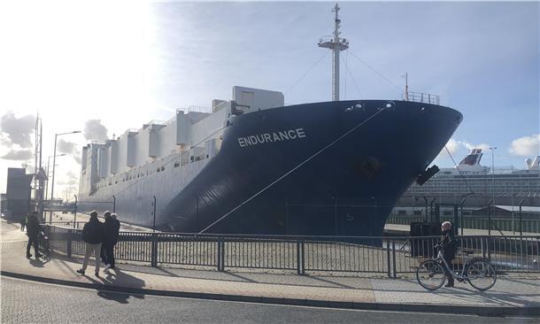 Vorher bot sich dieser Anblick: Das 264 Meter lange Transportschiff in der Kaiserschleuse. Im Hintergrund: Das Kreuzfahrtschiff "Mein Schiff 3".