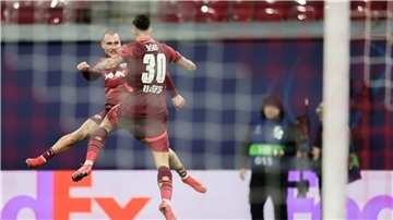 Vorlagengeber David Raum (l.) und Torschütze Benjamin Sesko bejubeln die RB-Führung.
