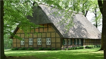 Vorm malerisch gelegenen Selsinger Heimathaus findet der "Tag der weltweiten Kirche" statt.