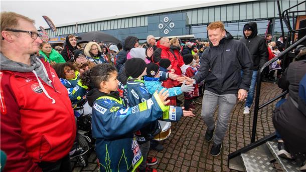 Vorne Ross Mauermann, hinten Miha Verlic klatschen sich mit jungen Fans ab.