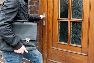 Mann mit Tasche an einer Tür