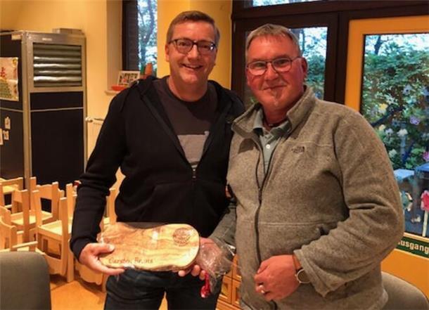 Vorsitzender Bernd Bunjes (rechts) bedankte sich bei Carsten Bruns für dessen langjährige Tätigkeit im Vorstand.