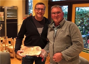 Vorsitzender Bernd Bunjes (rechts) bedankte sich bei Carsten Bruns für dessen langjährige Tätigkeit im Vorstand.