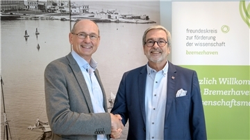 Dieter Petram mit Prof. Gerhard Feldmeier (links)