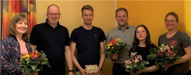 Vorsitzender Renke Hessenius (2. von links) bedankte sich bei Lena Ennen-Hansing, Immo Hullmann, Eike Hessenius, Isabella Buhr und Annelie Hedden.
