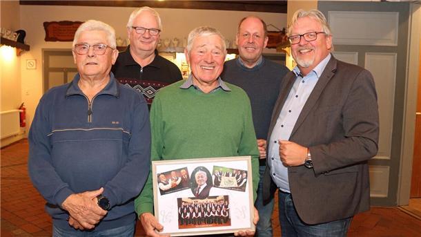 Vorsitzwechsel nach 50 Jahren bei den Uthleder Sängern. Der Vorstand (von links): 2. Vorsitzender Walter Bockhorn, Schriftführer Jürgen Funke, ausscheidender 1. Vorsitzender Heinz Blendermann, Kassenwart Bernd Wischhusen und neuer 1. Vorsitzender Henning Dageförde.