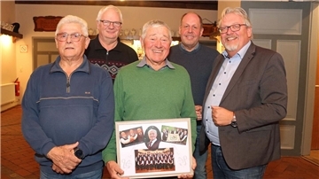 Vorsitzwechsel nach 50 Jahren bei den Uthleder Sängern. Der Vorstand (von links): 2. Vorsitzender Walter Bockhorn, Schriftführer Jürgen Funke, ausscheidender 1. Vorsitzender Heinz Blendermann, Kassenwart Bernd Wischhusen und neuer 1. Vorsitzender Henning Dageförde.