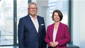 Vorstandssprecher der Raiffeisen-Volksbank Aschaffenburg Claus Jäger posiert zusammen mit der Vorstandsvorsitzenden der Frankfurter Volksbank Rhein/Main Eva Wunsch-Weber. Die beiden Banken planen für 2024 einen Zusammenschluss. Damit würden sie die größte Volksbank Deutschlands werden.